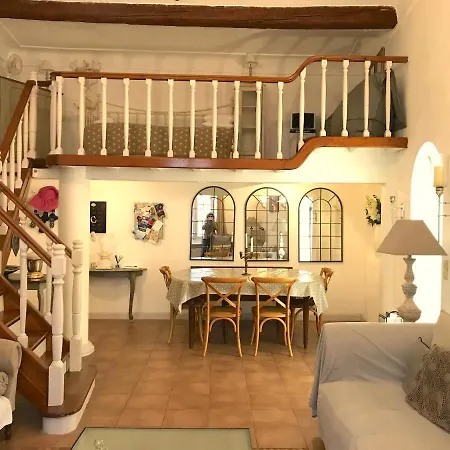 Apartman Spacious French Flat Typical Balcony *